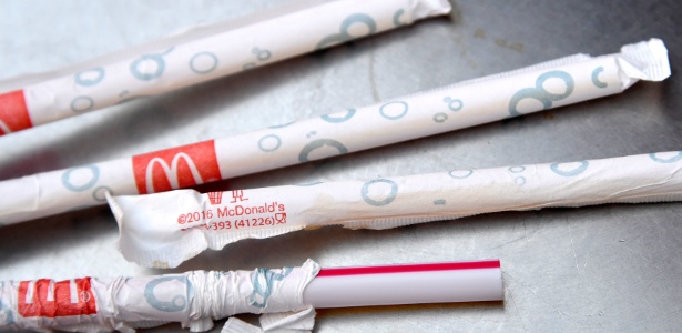 Canudos de plástico em restaurante do McDonald"s. A rede passará a utilizar canudos de papel no Reino Unido e na Irlanda - Toby Melville/Reuters