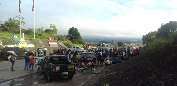 Venezuelanos aguardam para passar na fronteira entre Brasil e Venezuela na cidade de Pacaraima, em Roraima, nesta terça-feira (7) - Paulo Cristovão/Folhapress