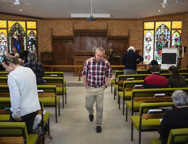 O reverendo Bernard Gabbott depois de um culto de domingo na igreja Anglicana em Wee Waa, na Austrália - David Maurice Smith/The New York Times