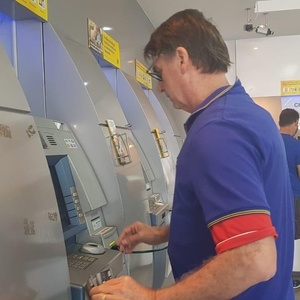 9.dez.2018 - Bolsonaro foi a banco na zona oeste do Rio