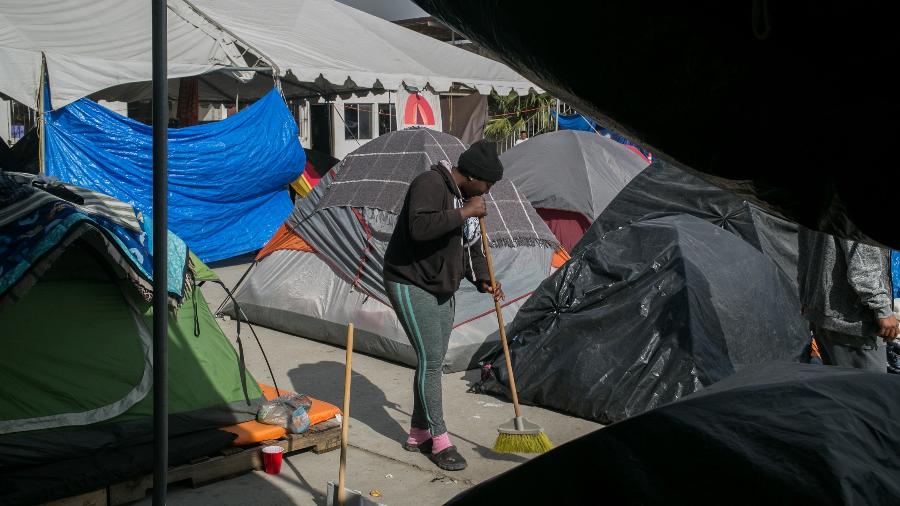 Mulher de Honduras em um campo de migrantes em Tijuana, no México - Meghan Dhaliwal/The New York Times