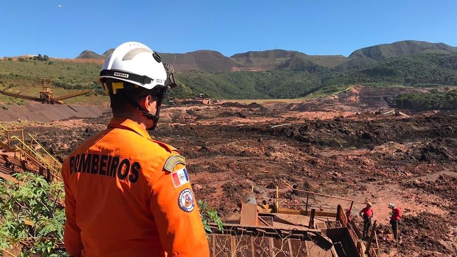 Bombeiros realizam trabalhos de buscas e resgate na região atingida pela lama após o rompimento da barragem de rejeitos da Mina do Feijão da Vale, situada em Brumadinho (MG), nesta quinta-feira (14) - Divulgação