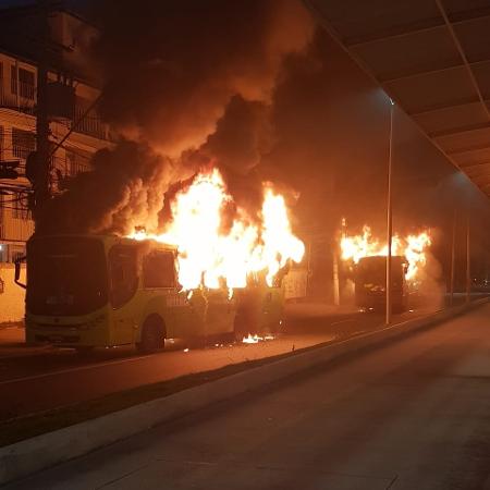 Moradores do Morro do Preventório, em Niterói, incendeiam ônibus durante protesto - Reprodução de internet