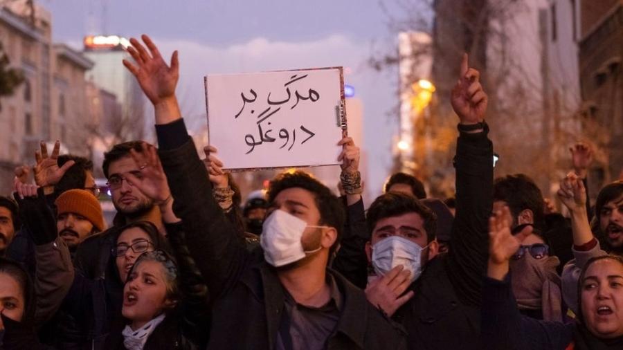Negativa inicial do governo sobre incidente com avião da Ucrânia enfureceu manifestantes iranianos - Getty Images