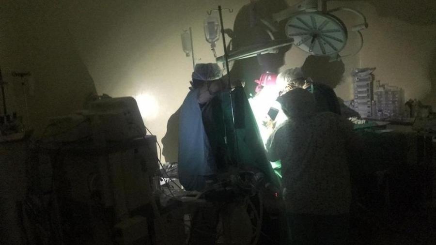 Cirurgia é realizada com ajuda de lanterna de celulares após apagão no RN - Reprodução/Twitter
