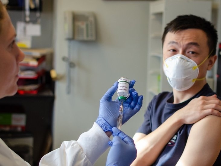 equipe médica de médicos e enfermeiros usando máscaras protetoras