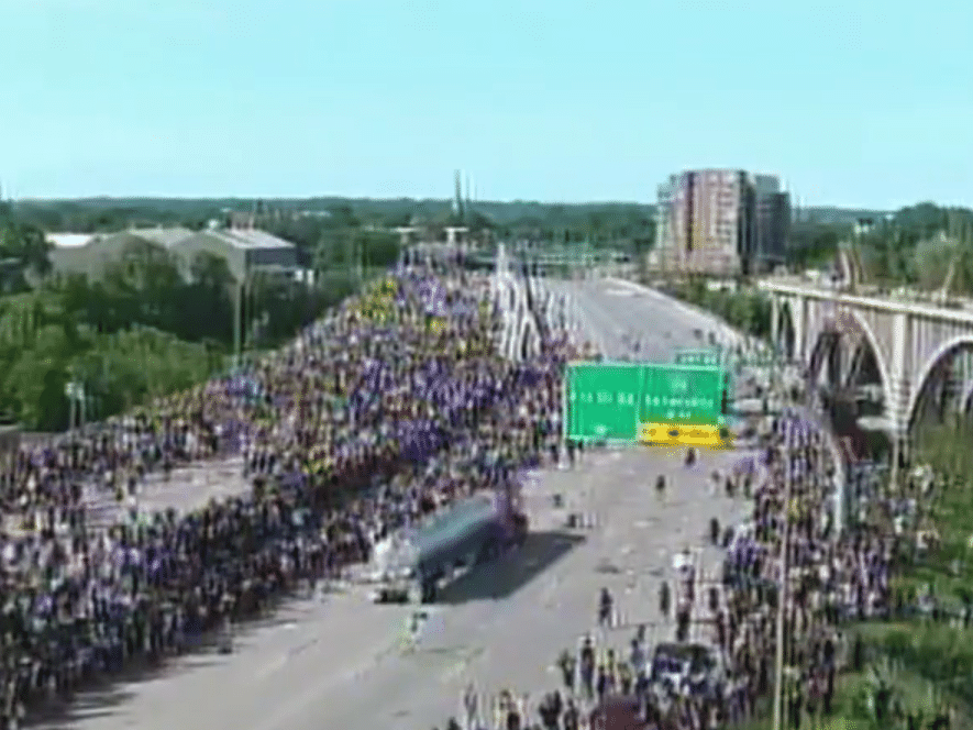 Motorista avança caminhão contra manifestação antirracista nos EUA