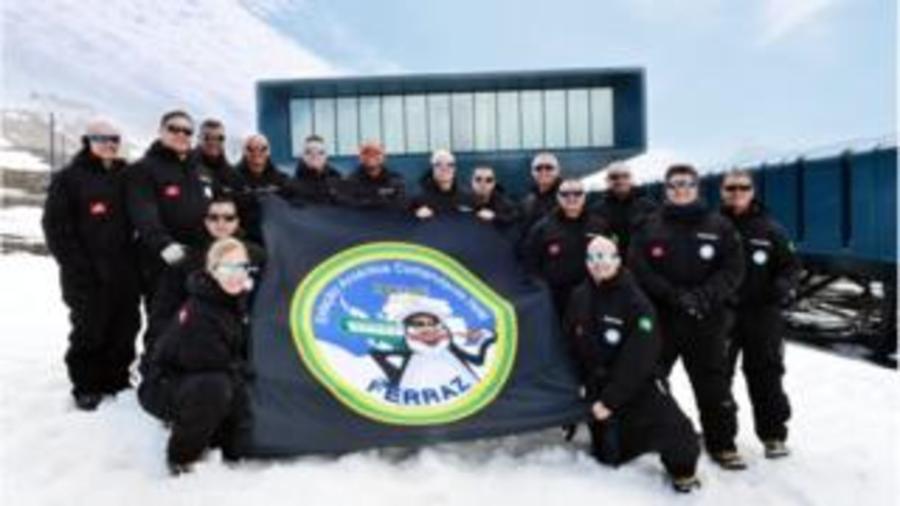 São 16 militares da Marinha do Brasil - 15 homens e uma mulher que vivem atualmente no continente gelado - Marinha do Brasil