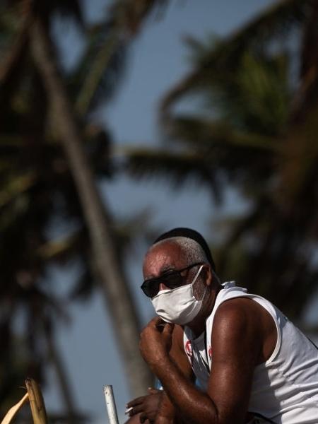 Homem na orla da praia de Ipanema - Ian Cheibub via Getty Images