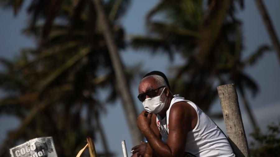 Homem usa máscara na orla da praia de Ipanema, no Rio de Janeiro - Ian Cheibub via Getty Images