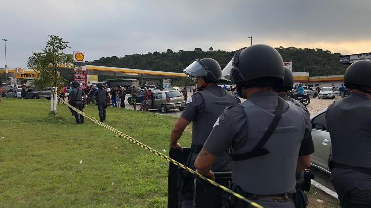 The police dispersed the population at the place where the cargo was overturned - Lucas Borges Teixeira / UOL - Lucas Borges Teixeira / UOL