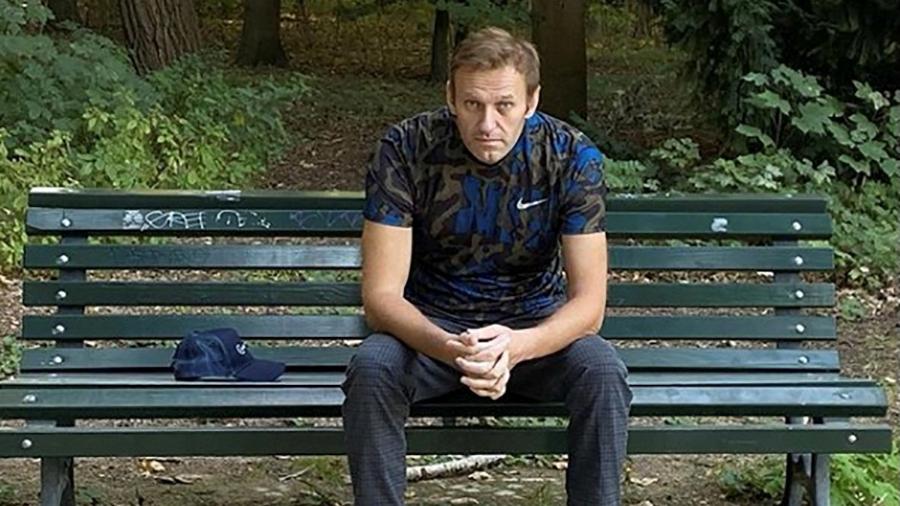 Líder de oposição Alexei Navalny posa para foto sentado em banco - SOCIAL MEDIA