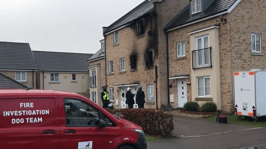 Casa aflingida por incêndio na manhã de ontem, policiais e bombeiros seguem no local investigando a causa - Reprodução/Mirror