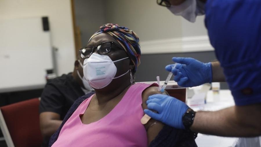 Idosa recebe dose de vacina contra a covid-19 na Flórida, nos Estados Unidos - 13.fev.2021 - Octavio Jones/AFP