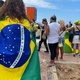 21.fev.2021 - Manifestantes exibem bandeiras do Brasil em ato de apoio ao deputado federal Daniel Silveira, em frente ao Copacabana Palace, zona sul do Rio de Janeiro - Herculano Barreto Filho/UOL