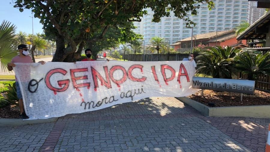 22.mar.2021 - Faixa em protesto a Jair Bolsonaro na frente do condomínio Vivendas da Barra - Reprodução
