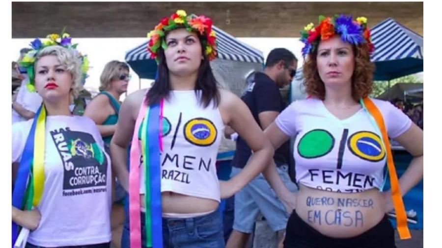 Carla Zambelli (à direita) em companhia de suas colegas do grupo Femen. Era se modo de ser feminista. À esquerda, ninguém menos do que Sara Winter. Depois elas descobriram as delícias da vida conservadora, tradicional e cristã - Reprodução