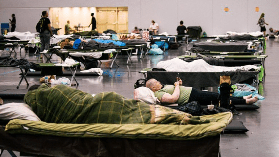 Pessoas descansam em um "centro de resfriamento" em Oregon, Portland - Getty Images