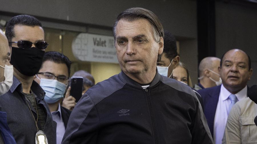 Sem máscara, Bolsonaro fala com jornalistas na saída do hospital em São Paulo - Bruno Rocha/Agência Enquadrar/Folhapress