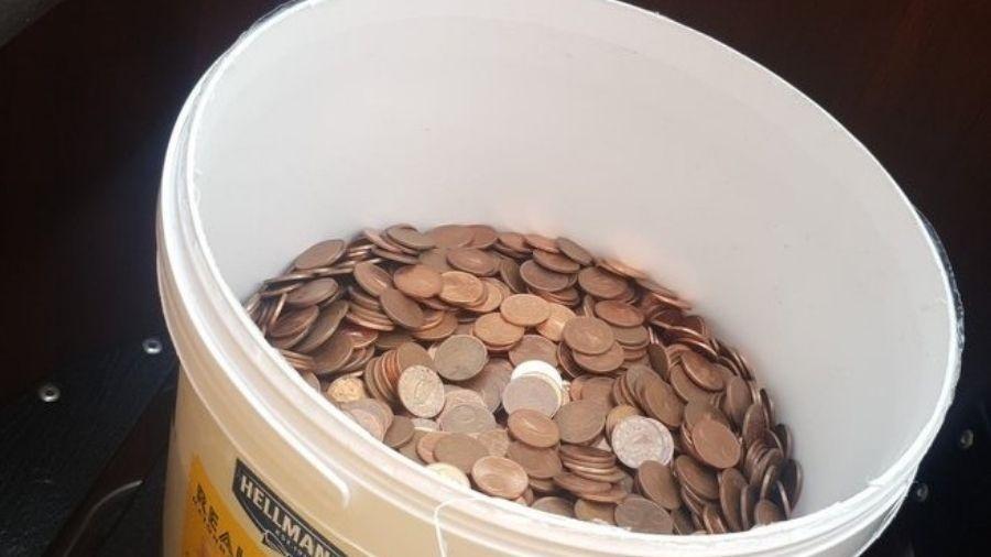 Funcionário recebeu o salário em milhares de moedas de 5 centavos em um balde de maionese - Reprodução/Twitter