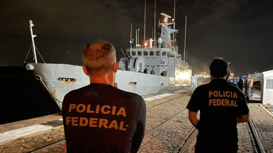 Veleiro Lamia tinha bandeira panamenha e estava carregado com 632,65 quilos de haxixe; na foto, navio da Marinha usado na apreensão - Polícia Federal/Divulgação