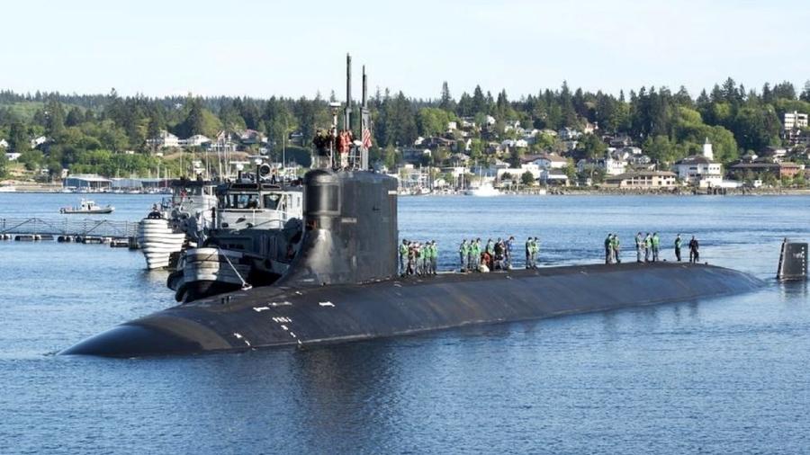 O submarino nuclear USS Connecticut fotografado deixando um porto em 2018 - Getty Images
