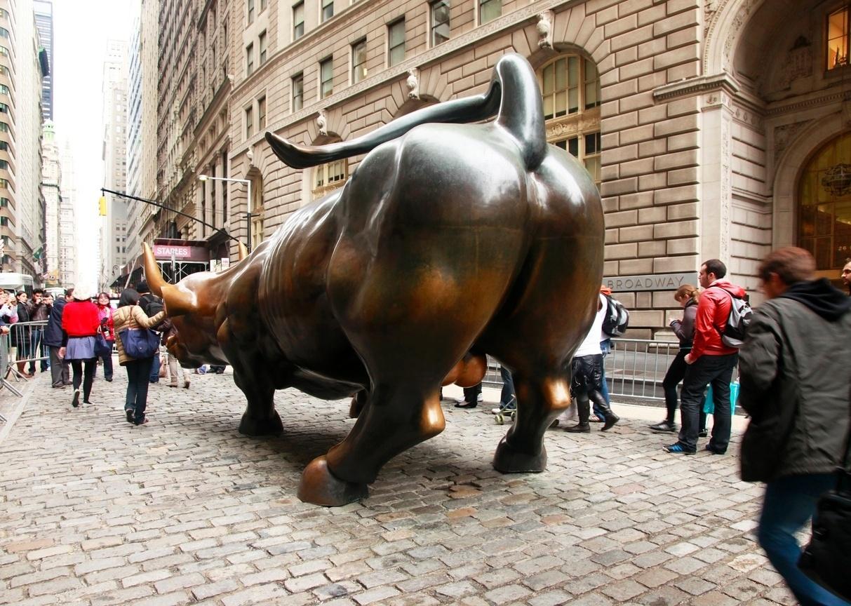 O touro de Wall Street bota o touro da B3 pra mamar. : r/brasil