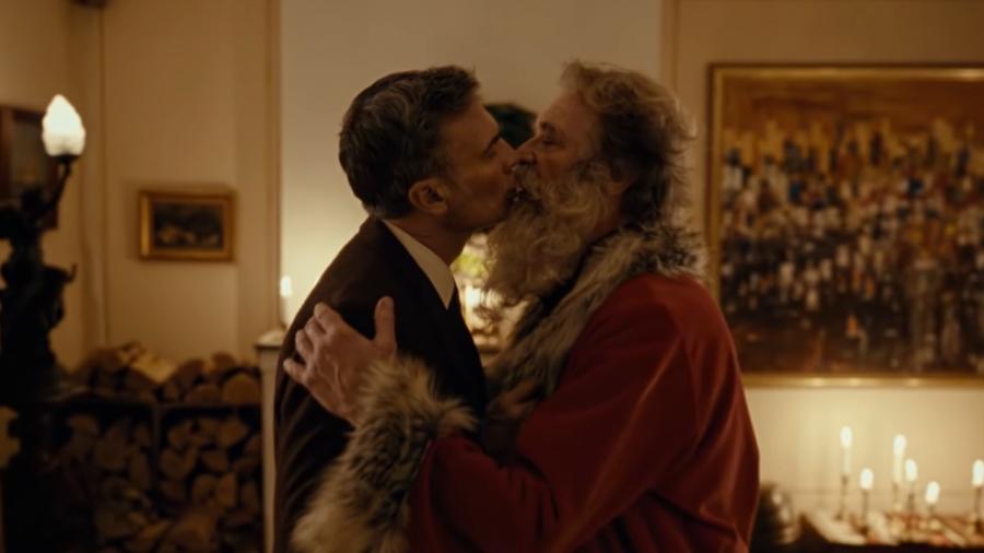 Papai Noel e Harry finalmente se beijam depois de vários encontros apenas no natal - Reprodução/ YouTube/ Posten
