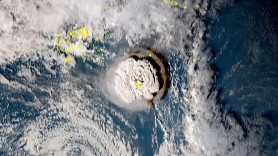 Imagem de satélite mostra erupção no vulcão submarino Hunga Tonga-Hunga Ha"apai, em Tonga - Instituto Nacional de Informação e Comunicações do Japão/AFP 