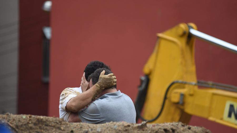 Moradores de Petrópolis se emocionam durante buscas de vítimas dos deslizamentos provocados por temporal na cidade serrana do Rio - Lucas Landau/UOL