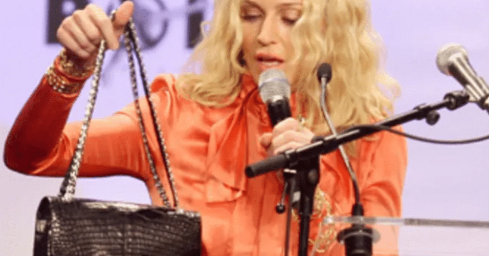 Madonna posa com a bolsa Diamond Forever