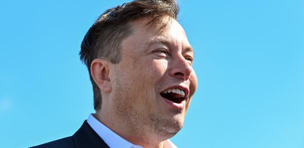 Elon Musk sorri ao visitar uma das instalações da Tesla, empresa em que é CEO