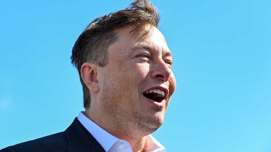 Elon Musk sorri ao visitar uma das instalações da Tesla, empresa em que é CEO - Patrick Pleul/picture alliance via Getty Images