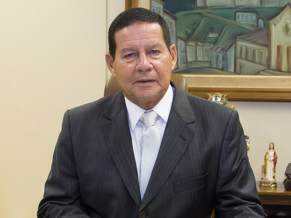 Hamilton Mourão insiste em não passar a faixa e Arthur Lira se beneficia