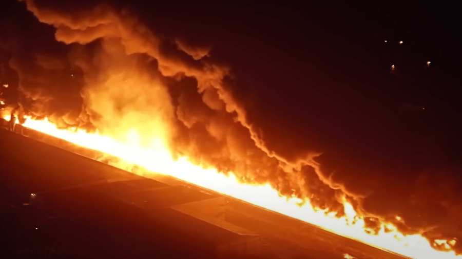 Explosão de trem descarrilado causou muito fogo e fumaça em East Palestine, nos EUA - Reprodução de vídeo