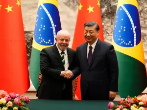 Brasil e China assinam proposta conjunta de negociação de paz para guerra da Ucrânia e Rússia