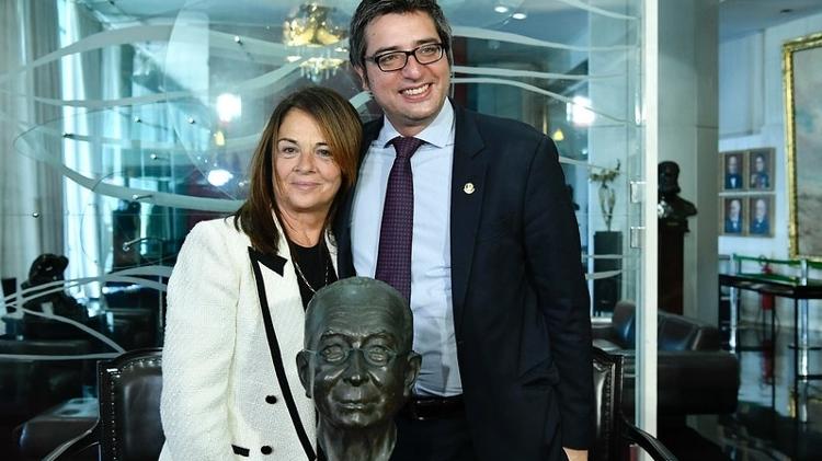 O senador Carlos Portinho (PL) e a mãe dele, Ângela Teixeira de Mello, que recebeu R$ 90 mil da Uerj - Reprodução - Reprodução