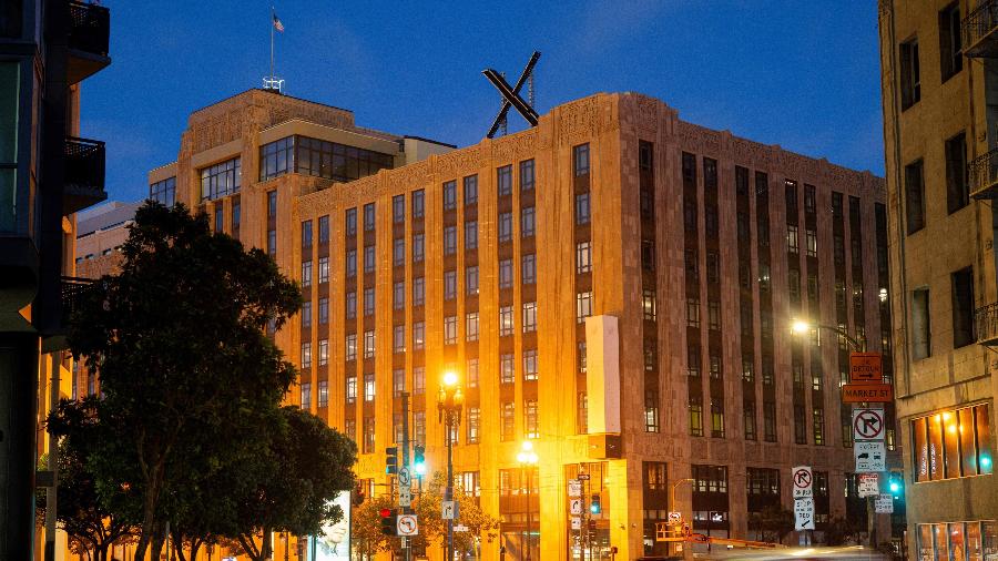 Símbolo X é visto no topo do prédio da rede social anteriormente conhecida como Twitter em San Francisco, na Califórnia - Josh Edelson/AFP