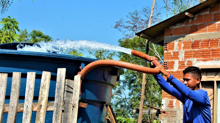 Abastecimento de água potável em comunidades de Rio Branco, onde a falta d'água é mais intensa nesta época do ano devido ao período de seca