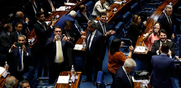 Senadores da oposição comemoram, na quarta-feira (22), a aprovação da PEC que limita decisões monocráticas no STF