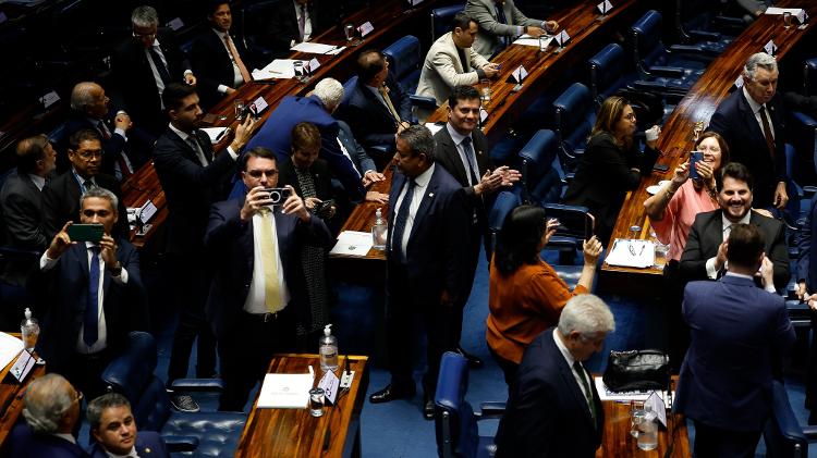 Senadores da oposição comemoram a aprovação da PEC que limita poderes do STF