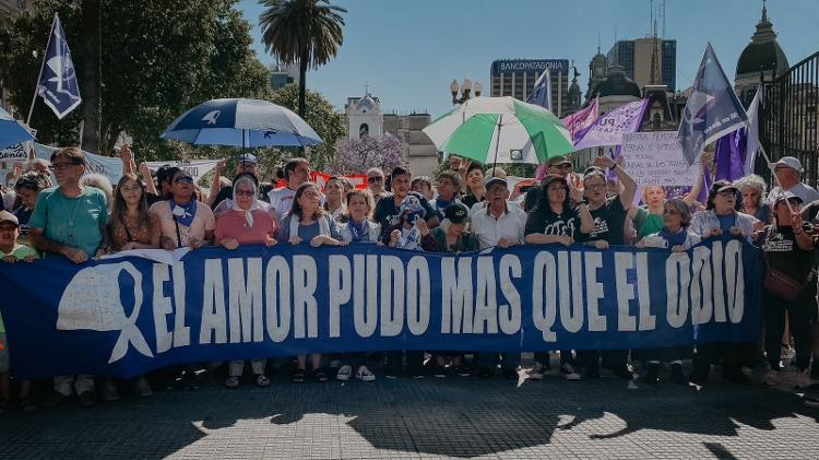 Em Buenos Aires, manifestantes levaram faixas e marcharam em protesto contra a eleição de Milei 