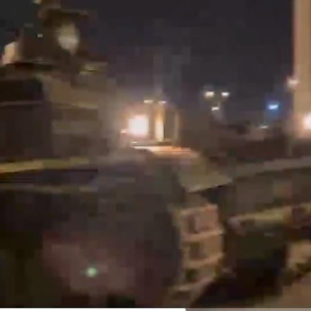 Tanque de guerra apoia soldados que fazem operação em penitenciária do Equador
