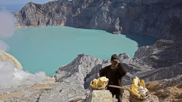 O Monte Ijen tem uma das últimas minas de enxofre ativas no mundo