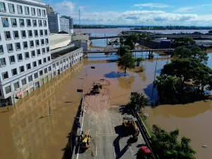 Porto Alegre abre acesso alternativo à cidade após enchentes