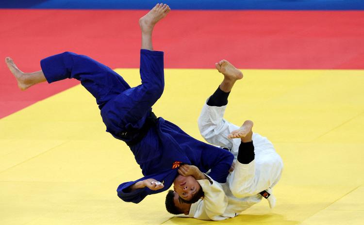 Guilherme Schimidt, do Brasil, e Edi Sherifovski, da Macedônia do Norte, em eliminatória pela categoria 81kg, vencida pelo brasileiro