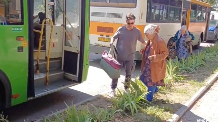 Moradores do distrito de Rylsky embarcam em um ônibus durante a evacuação após uma incursão de tropas ucranianas durante o conflito Rússia-Ucrânia, na região de Kursk, Rússia, nesta imagem tirada de vídeo divulgado em 14 de agosto de 2024