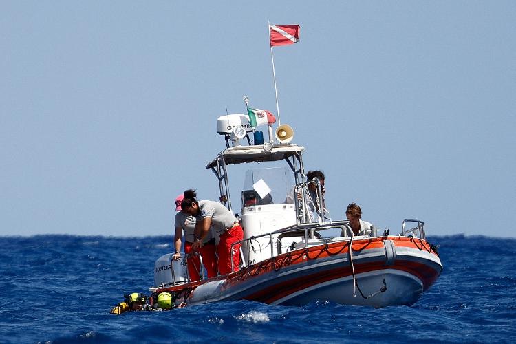 Mergulhadores durante a operação de busca aos desaparecidos do naufrágio do megaiate Bayesian perto da costa da Sicília, na quarta (21) 