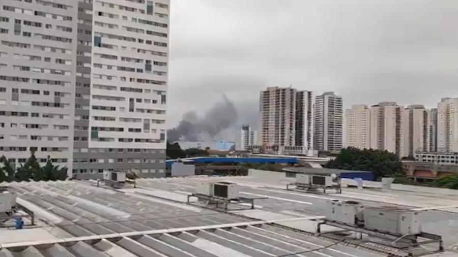 Fumaça de incêndio em prédio comercial no Brás é vista à distância - @ Anelimverso/Reprodução de vídeo