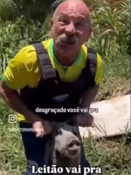 Vereador de Fortaleza, Inspetor Alberto publicou vídeo arrastando porco pelas orelhas, em alusão a adversário político Evandro Leitão - Reprodução/Instagram